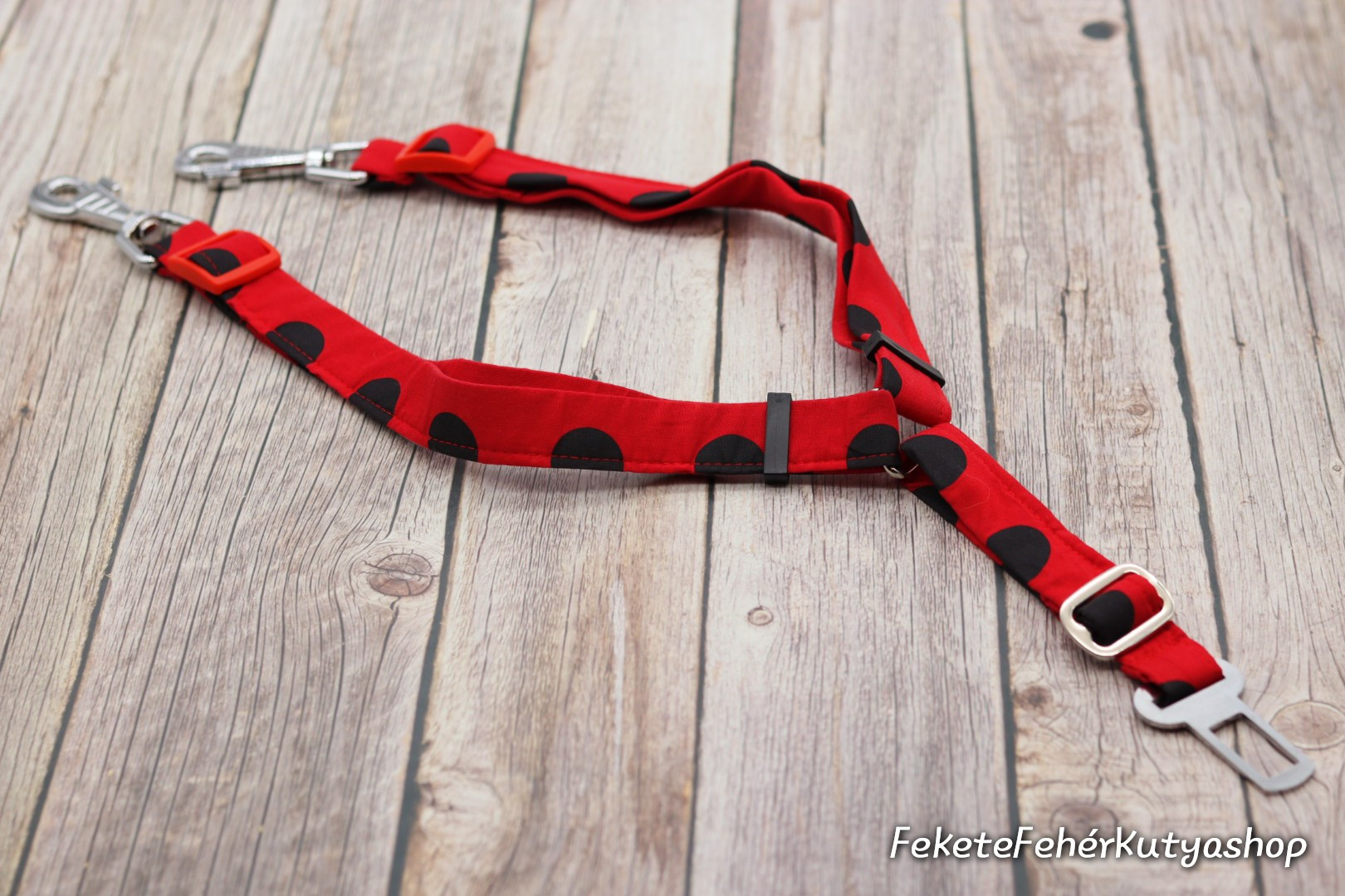 Dupla biztonsági öv: ha több kiskedvenced is utazik az autóban!