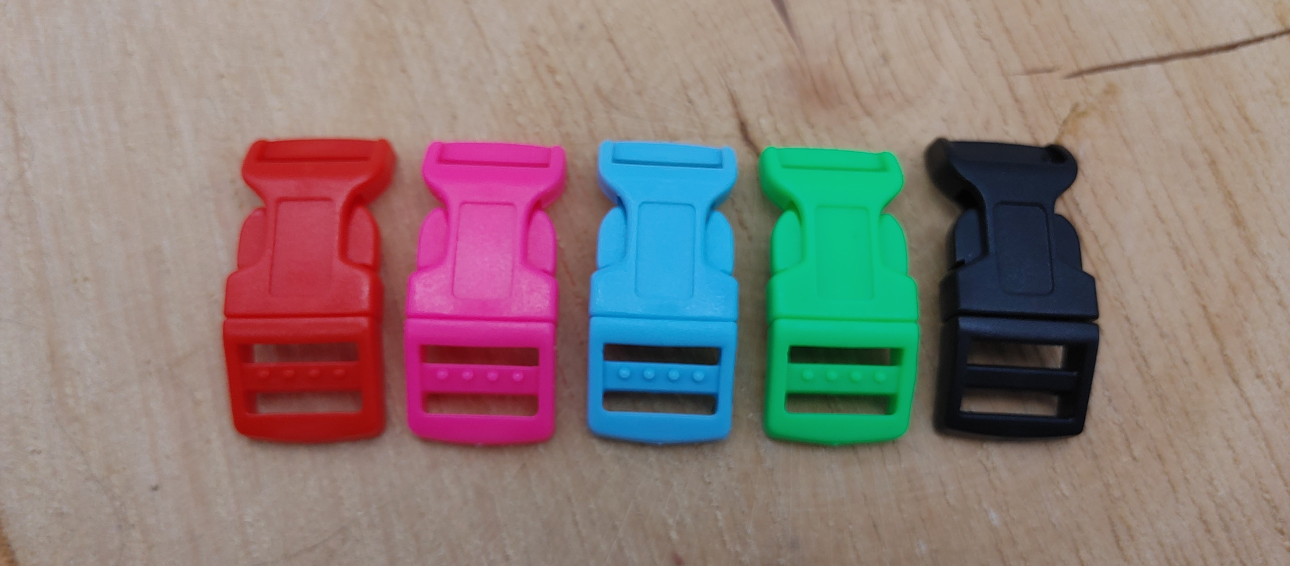 Színes műanyag nyakörvcsatok