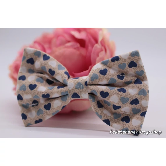 Latte Hearts - Kék-fehér tejeskávészín szívecskés csokornyakkendő kutyáknak