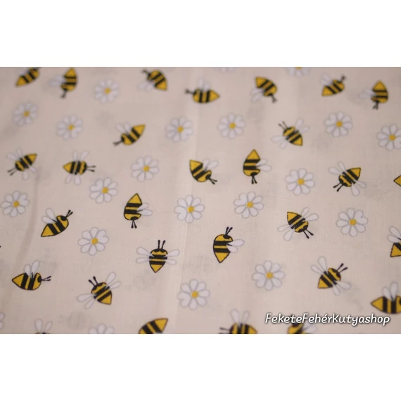 Méhecskés halvány barackszín alapon