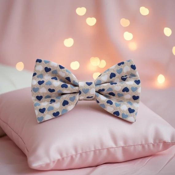 Latte Hearts - Kék-fehér tejeskávészín szívecskés csokornyakkendő kutyáknak